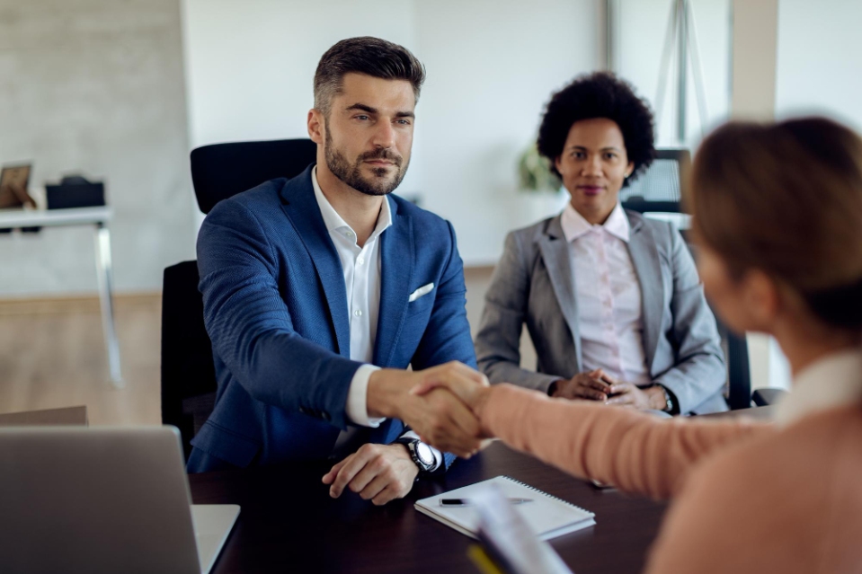 Des professionnels collaborant pour assurer une mise en relation fluide avec des experts et des solutions de conseil stratégique.